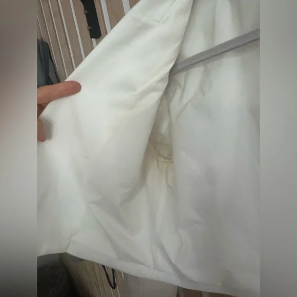 Cropped First-Class Blazer
Color: Ivory
Size: XS - Picture 4 of 6